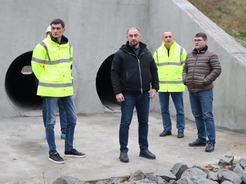 Заступник голови ЗОВА Геннадій Тімченко побував на ділянці ремонту водоперепускної труби у Запорізькому районі